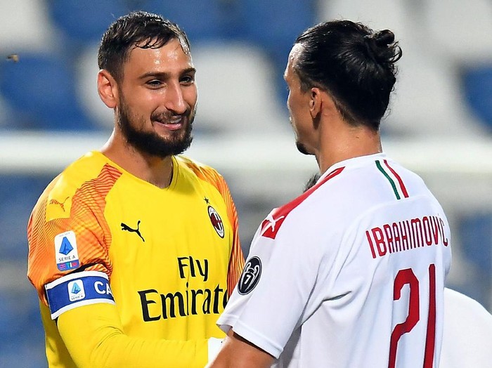 REGGIO NELLEMILIA, ITALY - JULY 21: Gianluigi Donnarumma and  Zlatan Ibrahimovic of AC Milan celebrate the victory after the Serie A match between US Sassuolo and AC Milan at Mapei Stadium - Città del Tricolore on July 21, 2020 in Reggio nellEmilia, Italy. (Photo by Alessandro Sabattini/Getty Images)