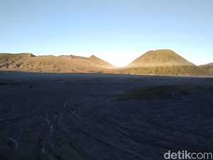 Suhu di Gunung Bromo Jelang Pagi Capai 5 Derajat Celsius