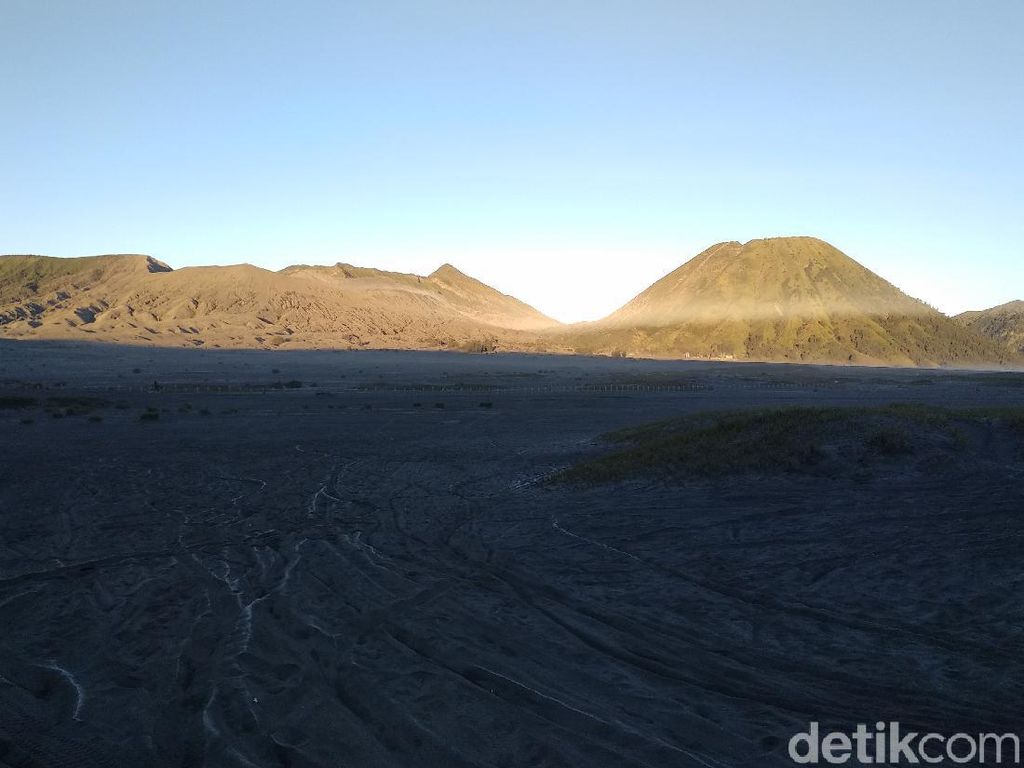 Suhu di Gunung Bromo Jelang Pagi Capai 5 Derajat Celsius Suhu di Gunung Bromo Jelang Pagi Capai 5 Derajat Celsius