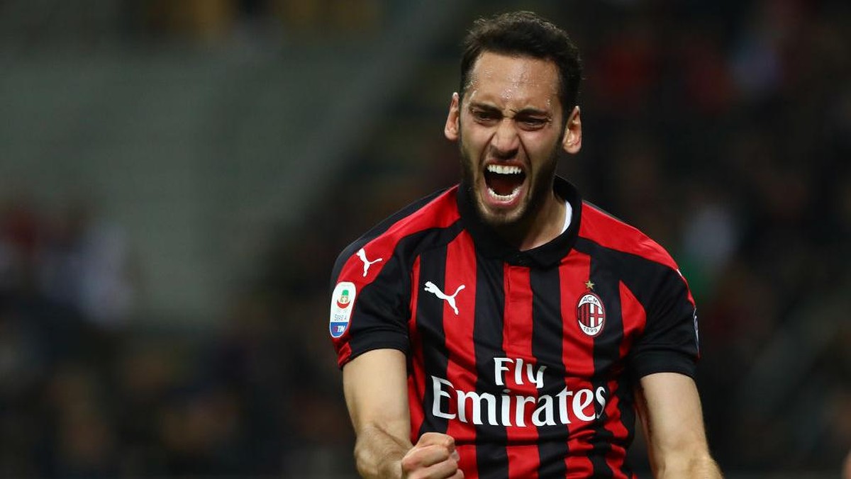 Hakan Calhanoglu sedang diincar Atletico Madrid. Foto: (Getty Images/Marco Luzzani)