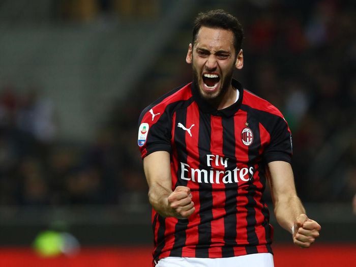 MILAN, ITALY - APRIL 13:  Hakan Calhanoglu of AC Milan reacts during the Serie A match between AC Milan and SS Lazio at Stadio Giuseppe Meazza on April 13, 2019 in Milan, Italy.  (Photo by Marco Luzzani/Getty Images)
