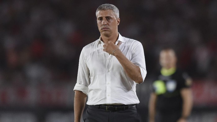 BUENOS AIRES, ARGENTINA - FEBRUARY 29:  Hernan Crespo coach of Defensa y Justicia looks on during a match between River Plate and Defensa y Justicia as part of Superliga 2019/20 at Antonio Vespucio Liberti Stadium on February 29, 2020 in Buenos Aires, Argentina. (Photo by Marcelo Endelli/Getty Images)