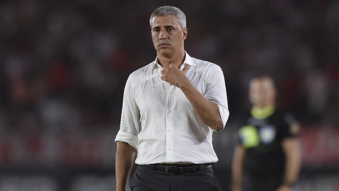 Hernan Crespo BUENOS AIRES, ARGENTINA - FEBRUARY 29: Hernan Crespo coach of Defensa y Justicia looks on during a match between River Plate and Defensa y Justicia as part of Superliga 2019/20 at Antonio Vespucio Liberti Stadium on February 29, 2020 in Buenos Aires, Argentina. (Photo by Marcelo Endelli/Getty Images)
