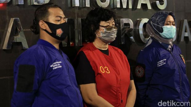 Dua pelaku pencemaran nama baik terhadap Basuki Tjahaja Purnama alias Ahok dibekuk polisi. Satu pelaku kini telah berada di Polda Metro Jaya.