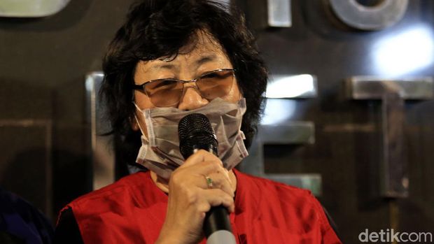 Dua pelaku pencemaran nama baik terhadap Basuki Tjahaja Purnama alias Ahok dibekuk polisi. Satu pelaku kini telah berada di Polda Metro Jaya.