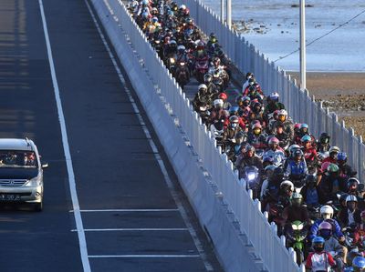 Jembatan Suramadu Dipadati Pemudik Motor Jelang Idul Adha