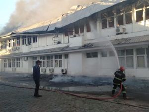 Kantor Dinas Kesehatan Sulsel Terbakar, Sejumlah Ruangan Hangus Kantor Dinas Kesehatan Sulsel Terbakar, Sejumlah Ruangan Hangus