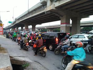 Kondisi Lalin di Jalan Raya Kalimalang Padat Saat Arus Mudik Idul Adha