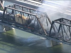 Kereta Barang Tergelincir dan Terbakar di AS