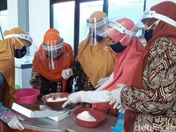 Usai Klepon Tidak Islami, Santri Pesantren Ini Bikin Klepon Hijrah Isi Kurma