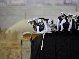 Melihat Penggantian Kain Kiswah