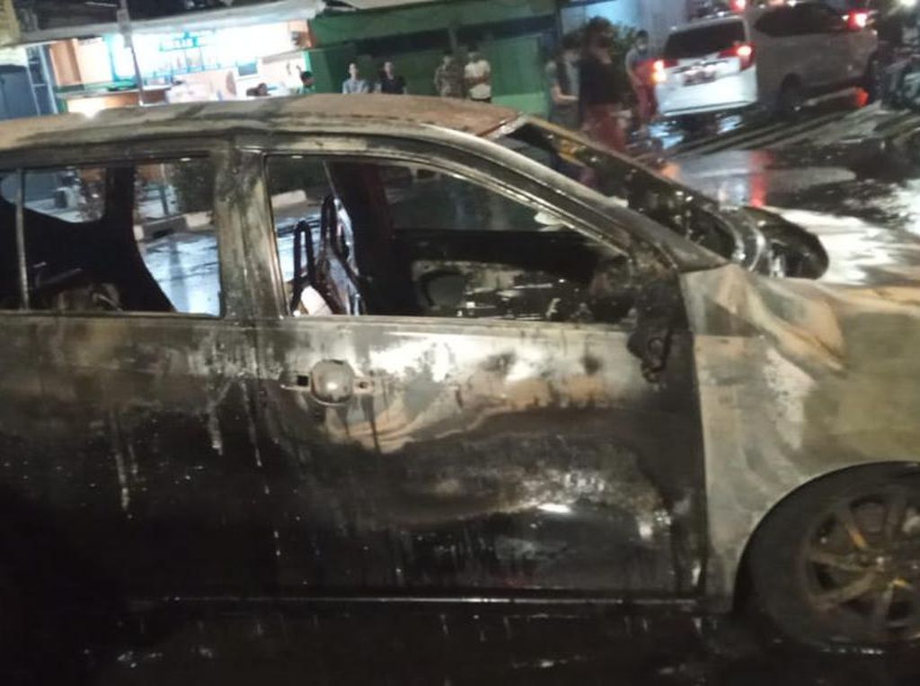 Mobil Terbakar di Lampu Merah Jembatan 2 Jakbar, Tak Ada Korban Mobil Terbakar di Lampu Merah Jembatan 2 Jakbar, Tak Ada Korban