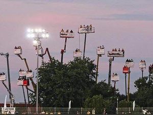 Nekat Banget Nih, Nonton Balapan Sampai Sewa Crane