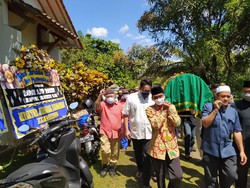 Ajip Rosidi Dimakamkan di Samping Istrinya