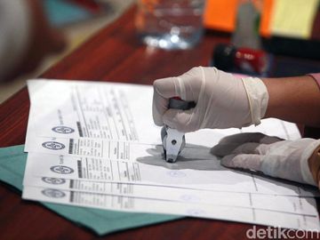 Pengecekan Surat Kesehatan Calon Pemudik di Bandara