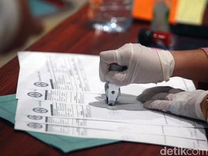 Pengecekan Surat Kesehatan Calon Pemudik di Bandara Pengecekan Surat Kesehatan Calon Pemudik di Bandara