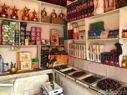 Omzet Pedagang Pernak-pernik Haji di Tanah Abang Anjlok 80%