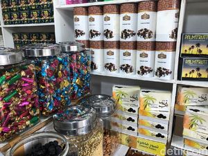 Sepi Pembeli, Penjual Pernak-pernik Haji Ganti Barang Dagangan