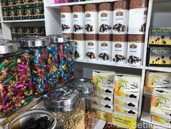 Sepi Pembeli, Penjual Pernak-pernik Haji Ganti Barang Dagangan