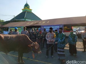 Polisi Sumbang Hewan Kurban ke Sejumlah Ponpes di Ngawi Polisi Sumbang Hewan Kurban ke Sejumlah Ponpes di Ngawi
