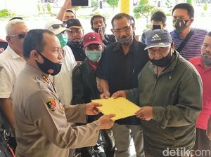 Puluhan LSM Banyuwangi Dukung Polisi Tangkap Oknum Pengeroyok Dokter Puluhan LSM Banyuwangi Dukung Polisi Tangkap Oknum Pengeroyok Dokter