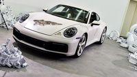 Penampakan Porsche yang Sengaja Dibuat Bopeng Bak Fosil 1.000 Tahun Lagi
