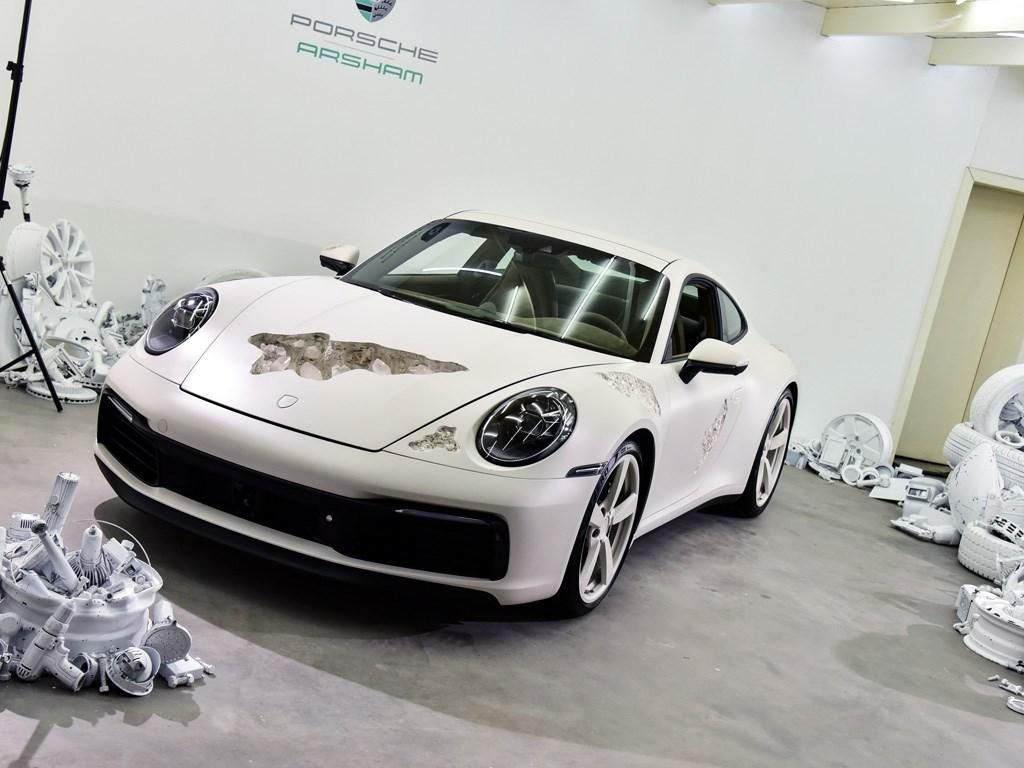 Penampakan Porsche yang Sengaja Dibuat Bopeng Bak Fosil 1.000 Tahun Lagi