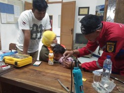 Tak Bisa Lepaskan Cincin, Balita Ini Dilarikan ke Markas Damkar