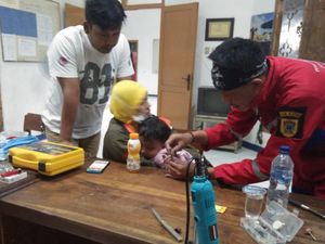 Tak Bisa Lepaskan Cincin, Balita Ini Dilarikan ke Markas Damkar Tak Bisa Lepaskan Cincin, Balita Ini Dilarikan ke Markas Damkar