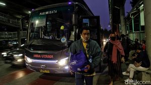 Rela Menanti di Terminal Bayangan Demi Kampung Halaman