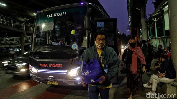 Rela Menanti di Terminal Bayangan Demi Kampung Halaman