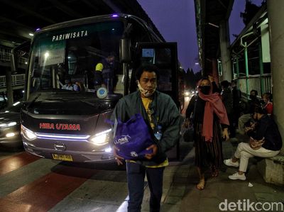 Rela Menanti di Terminal Bayangan Demi Kampung Halaman