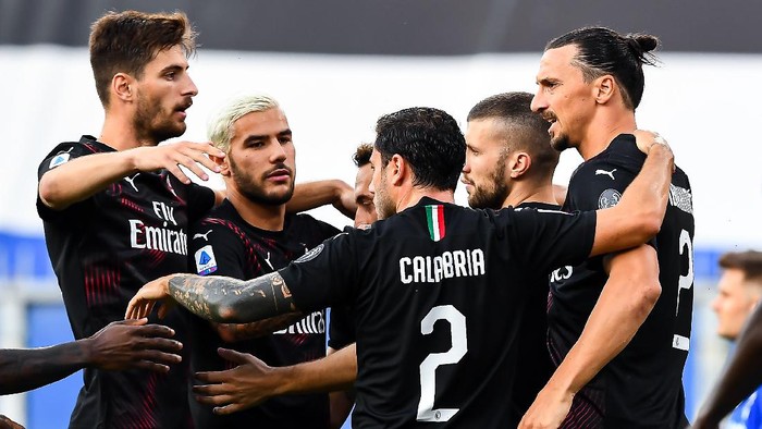 GENOA, ITALY - JULY 29: Zlatan Ibrahimovic of Milan celebrates after scoring a goal during the Serie A match between UC Sampdoria and AC Milan at Stadio Luigi Ferraris on July 29, 2020 in Genoa, Italy. (Photo by Paolo Rattini/Getty Images)