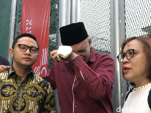 Ingat Almarhumah Ibu, Tangis Sandy Tumiwa Pecah Usai Keluar Penjara Ingat Almarhumah Ibu, Tangis Sandy Tumiwa Pecah Usai Keluar Penjara