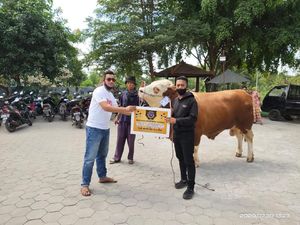 Menhub dan Anies Baswedan Kurban Sapi di Pesantren Gus Miftah