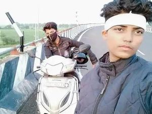 Tiket Pesawat Mahal, Ibu Ini Naik Motor 1.800 Km Demi Ketemu Anaknya Tiket Pesawat Mahal, Ibu Ini Naik Motor 1.800 Km Demi Ketemu Anaknya