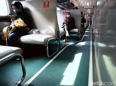 Suasana Mudik H-1 Idul Adha di Stasiun Pasar Senen