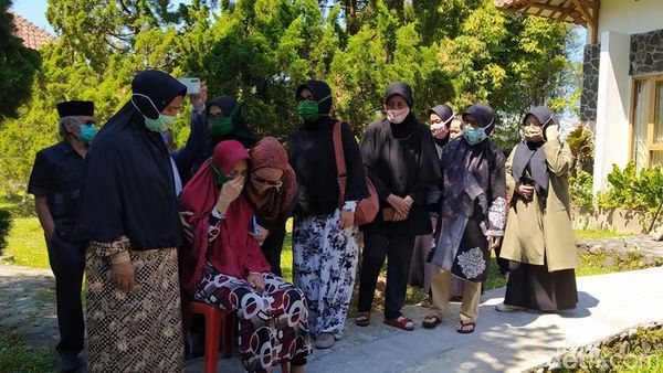 Ajip Rosidi Dimakamkan, Nani Wijaya Menangis