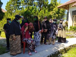 Prosesi Pemakaman Ajip Rosidi Dihadiri Banyak Pelayat