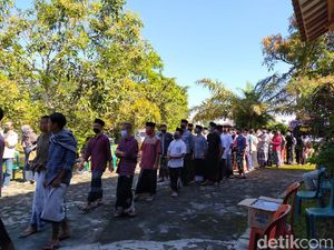 Rumah Duka Ajip Rosidi Dipenuhi Pelayat dari Santri Pesantren