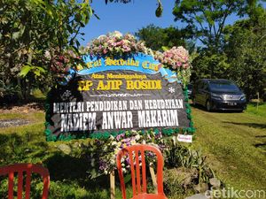 Ajip Rosidi Meninggal, Nadiem hingga Anies Baswedan Kirim Karangan Bunga Ajip Rosidi Meninggal, Nadiem hingga Anies Baswedan Kirim Karangan Bunga