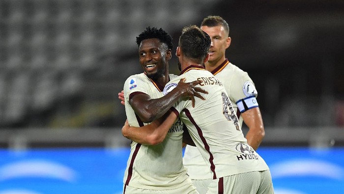 TURIN, ITALY - JULY 29:  Amadou Diawara of AS Roma celebrates his goal from the penalty spot with team mate Bryan Cristante during the Serie A match between Torino FC and  AS Roma at Stadio Olimpico di Torino on July 29, 2020 in Turin, Italy.  (Photo by Valerio Pennicino/Getty Images)