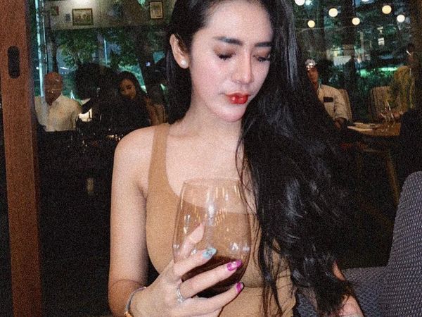 Momen Kuliner Vernita Syabilla yang Sering Nongkrong di Kafe Hits