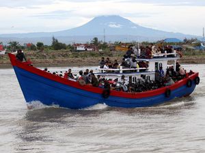Warga Aceh Ramai-ramai Mudik Naik Kapal Kayu Warga Aceh Ramai-ramai Mudik Naik Kapal Kayu