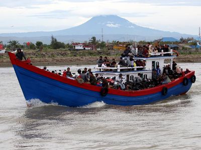 Warga Aceh Ramai-ramai Mudik Naik Kapal Kayu