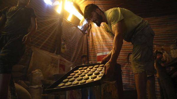 Mengintip Warga Afghanistan Bikin Roti Jelang Idul Adha