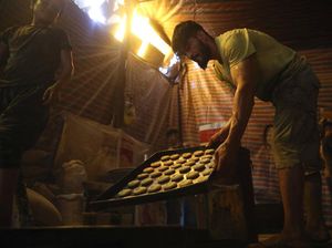 Mengintip Warga Afghanistan Bikin Roti Jelang Idul Adha