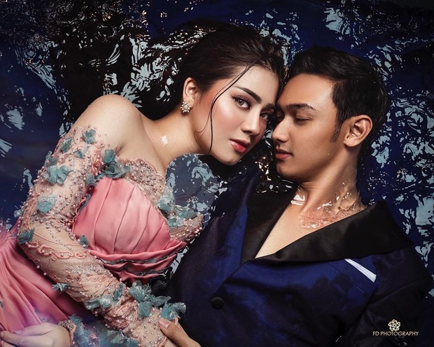 Feli dan hito/instagram.com/felicyangelista_ Feli dan Hito Prewedding di air