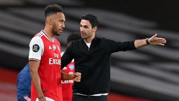 LONDON, ENGLAND - JULY 15: Mikel Arteta, Manager of Arsenal talks to Pierre-Emerick Aubameyang of Arsenal during the Premier League match between Arsenal FC and Liverpool FC at Emirates Stadium on July 15, 2020 in London, England. Football Stadiums around Europe remain empty due to the Coronavirus Pandemic as Government social distancing laws prohibit fans inside venues resulting in all fixtures being played behind closed doors. (Photo by Shaun Botterill/Getty Images)