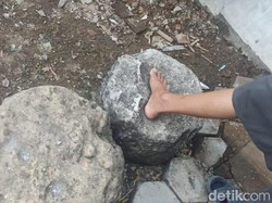 Batu di Masjid Ini Konon Berbekas Telapak Kaki Milik Sunan Kudus